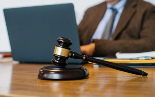 В Британии юриста лишили лицензии за онлайн-удостоверение документов без оригиналов