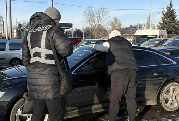 На Київщині викрили ділка, який за 26 тисяч доларів обіцяв вплинути на рішення ТЦК