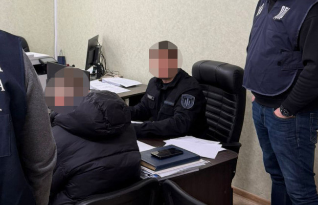 Безпідставно нараховував зарплати й премії військовим, які пішли у СЗЧ: викрили посадовця