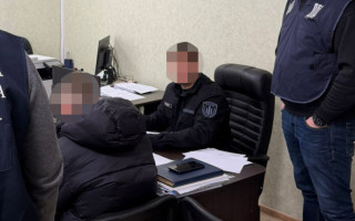 Безпідставно нараховував зарплати й премії військовим, які пішли у СЗЧ: викрили посадовця