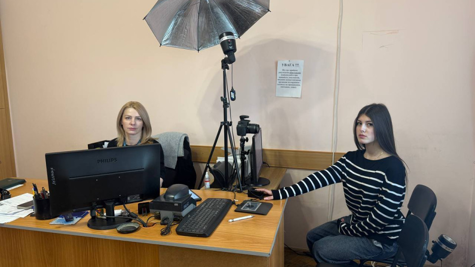 Заграничный паспорт с 14 лет: подростки могут оформлять документ самостоятельно