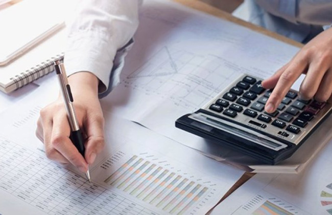 Українець працює у Польщі як ФОП — чи оподатковується іноземний дохід ПДФО та військовим збором