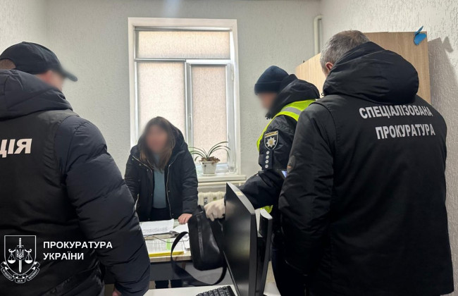 Должностное лицо ТЦК на Винничине подозревают в вымогательстве 5 тысяч долларов у матери погибшего военнослужащего