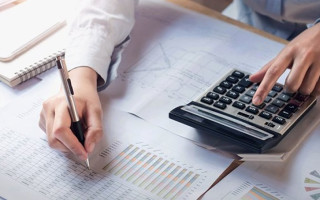 Українець працює у Польщі як ФОП — чи оподатковується іноземний дохід ПДФО та військовим збором