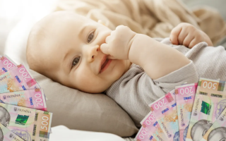 Выплата по уходу за ребенком до года: учитывают ли ее в доход семьи для социальной помощи
