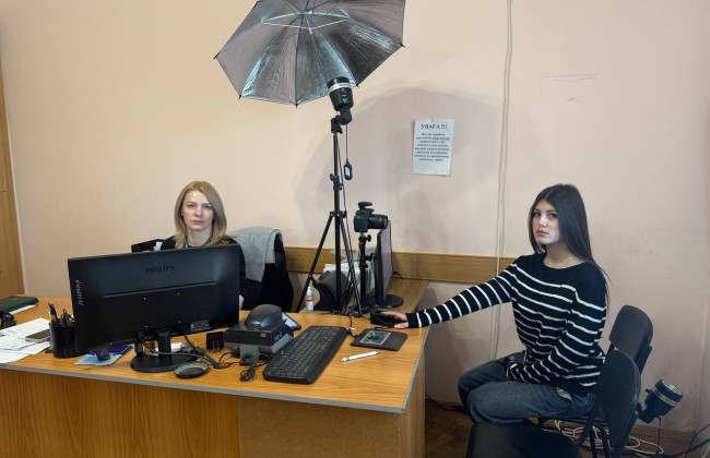 Закордонний паспорт із 14 років: підлітки можуть оформлювати документ самостійно