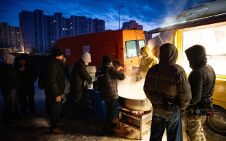 Мобільні кухні запрацювали в Києві та області для людей без газу, фото