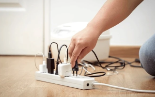 Стало відомо, чи обов'язково вимикати техніку з розеток за відсутності світла