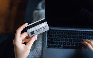 На Хмельниччині шахрай виманив понад 800 тисяч гривень у матері зниклого безвісти бійця ЗСУ