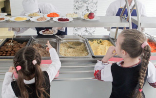 В ГНС объяснили, освобождаются ли от НДС услуги по питанию детей в учебных заведениях