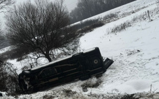 Їхали на відпочинок: на Закарпатті автобус з дітьми злетів з траси та перекинувся, є постраждалі