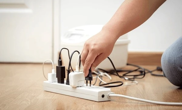 Стало известно, обязательно ли выключать технику из розеток при отсутствии света