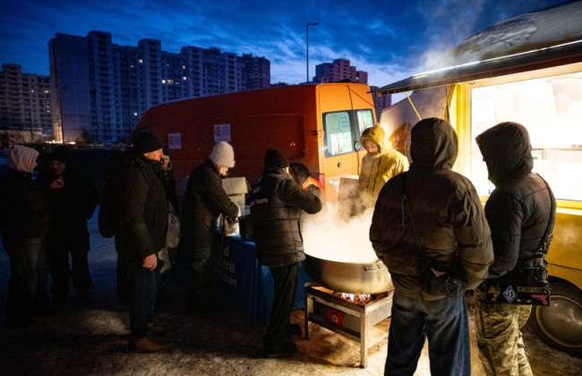 Мобільні кухні запрацювали в Києві та області для людей без газу, фото