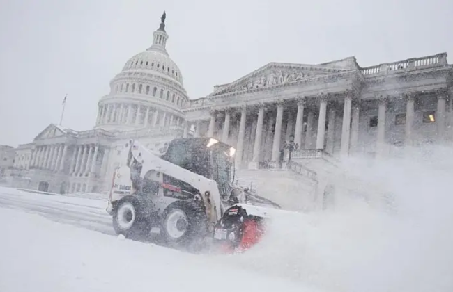 Миллион американцев без электричества из-за снежного шторма: что происходит в США
