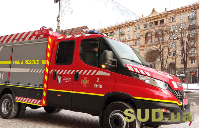 У Києві на Хрещатику сталась пожежа в офісній будівлі, є руйнування