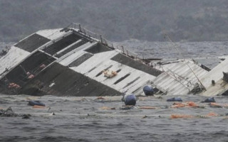 Біля берегів Філіппін  затонув паром із понад 350 людьми на борту — є жертви, фото та відео