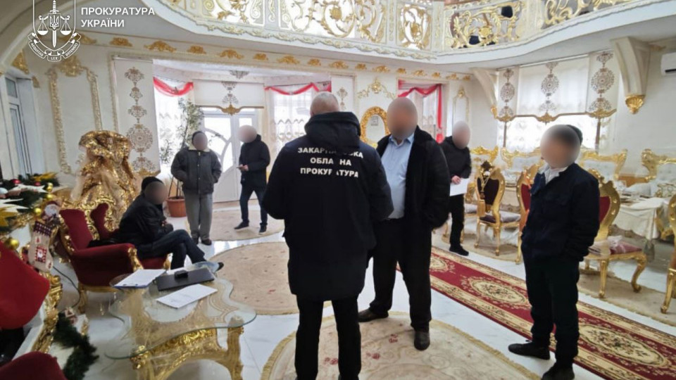 Депутату Береговского райсовета с «золотым домом» сообщили о подозрении — НАПК, фото