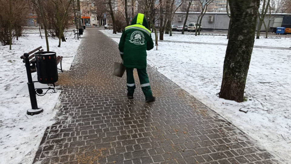 Одесса борется с гололедицей: задействованы почти 1600 коммунальщиков, людям советуют оставаться дома, фото и видео