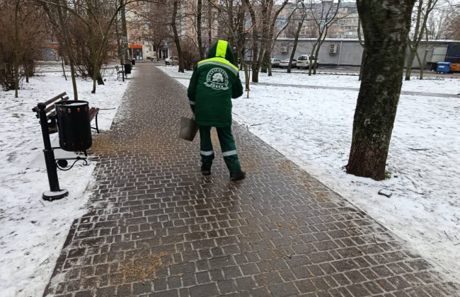 Одесса борется с гололедицей: задействованы почти 1600 коммунальщиков, людям советуют оставаться дома, фото и видео