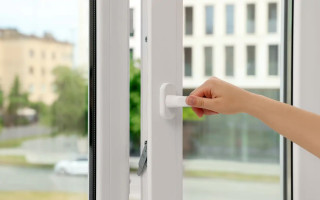 В Бродах из-за вражеской атаки — задымление: школы не работают, людей просят находиться дома