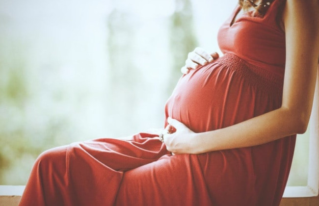 Право беременной женщины и матери на содержание от отца ребенка не зависит от ее доходов или трудоустройства — суд