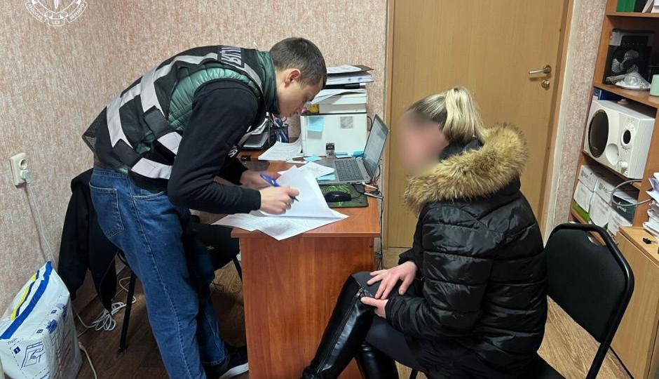 Замикала в туалеті та бажала смерті: у Києві матір підозрюють у катуванні сина