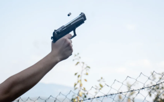 Выстрел из травматического оружия в общественном месте без оснований для обороны квалифицируется как хулиганство — Верховный Суд