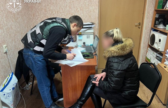 Замикала в туалеті та бажала смерті: у Києві матір підозрюють у катуванні сина