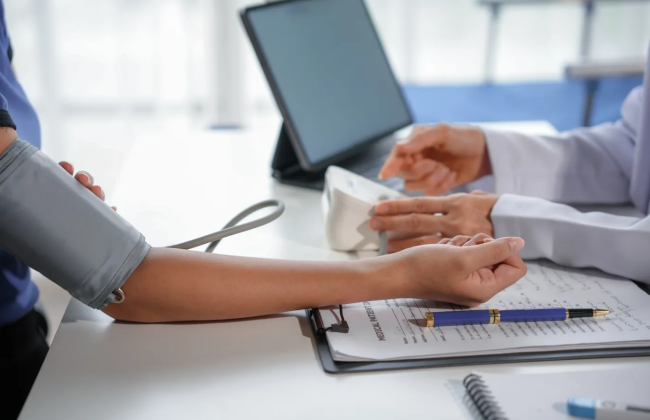 На кого оформлюють податкову накладну, коли лікування оплачує страхова компанія — роз’яснення