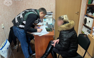 Запирала в туалете и желала смерти: в Киеве мать подозревают в пытках сына