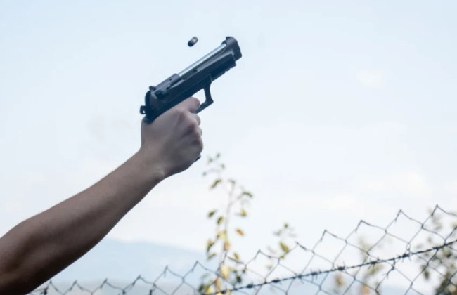 Выстрел из травматического оружия в общественном месте без оснований для обороны квалифицируется как хулиганство — Верховный Суд