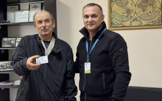 Жил без паспорта со времени независимости: в Закарпатской области мужчина впервые получил документ в 65 лет