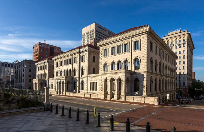 В США мужчина оспаривает арест из-за слежки по телефону: суд решает, имела ли полиция право действовать без ордера