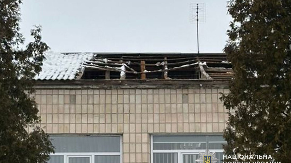 В Тернопольской области под тяжестью снега обрушилась крыша лицея, фото