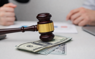 Слідча поліції отримала 34 тисяч гривень штрафу за обіцянку «вирішити питання» з виїздом за кордон за $25 тисяч