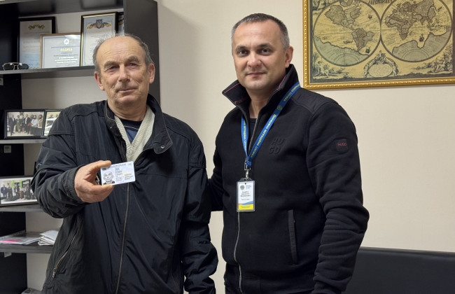 Жил без паспорта со времени независимости: в Закарпатской области мужчина впервые получил документ в 65 лет