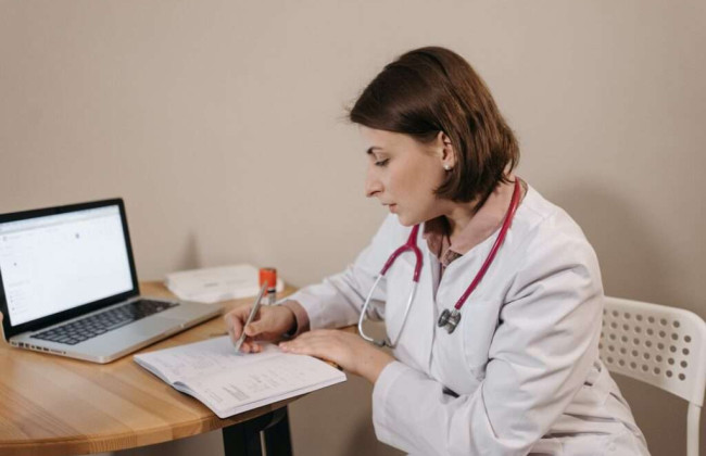 Правила оформления и проверки больничных меняются — что предусматривает подписанный закон