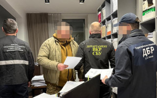 На Київщині командир військової частини брав гроші з військових за неофіційні «відпустки» – ДБР