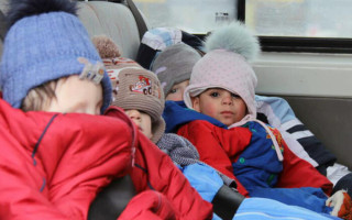 Обязательная эвакуация детей из зон боевых действий – комитет поддержал законопроект