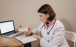 Правила оформления и проверки больничных меняются — что предусматривает подписанный закон