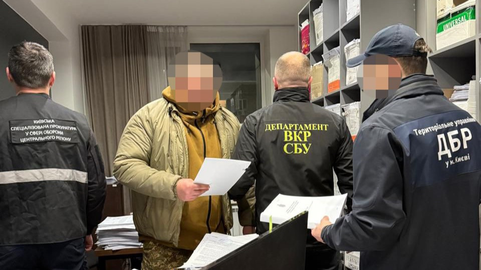 В Киевской области командир воинской части брал деньги с военных за неофициальные «отпуска» – ГБР