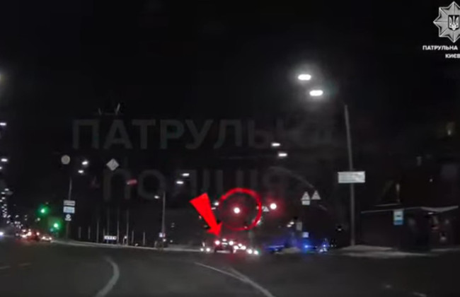 В Киеве наказали водителя Toyota, который на глазах у полиции проехал на красный сигнал светофора — видео