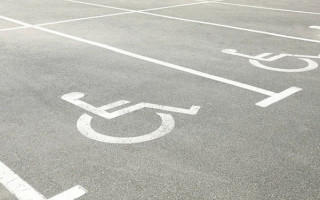 Водії з інвалідністю отримають нові права на парковку та пільги – Кабмін схвалив законопроєкт