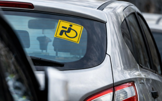 Спецзнак на авто станет обязательным условием для льгот водителям с инвалидностью — Кабмин предлагает изменить правила