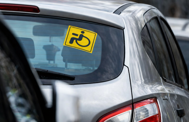 Спецзнак на авто станет обязательным условием для льгот водителям с инвалидностью — Кабмин предлагает изменить правила