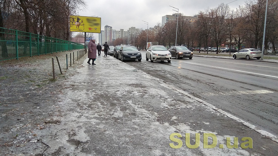 Полиция напомнила пешеходам правила поведения на дороге во время гололеда