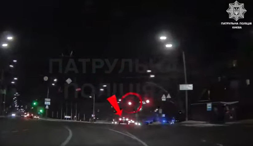 В Киеве наказали водителя Toyota, который на глазах у полиции проехал на красный сигнал светофора — видео