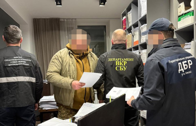 На Київщині командир військової частини брав гроші з військових за неофіційні «відпустки» – ДБР