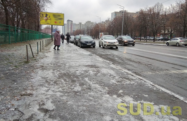 Полиция напомнила пешеходам правила поведения на дороге во время гололеда