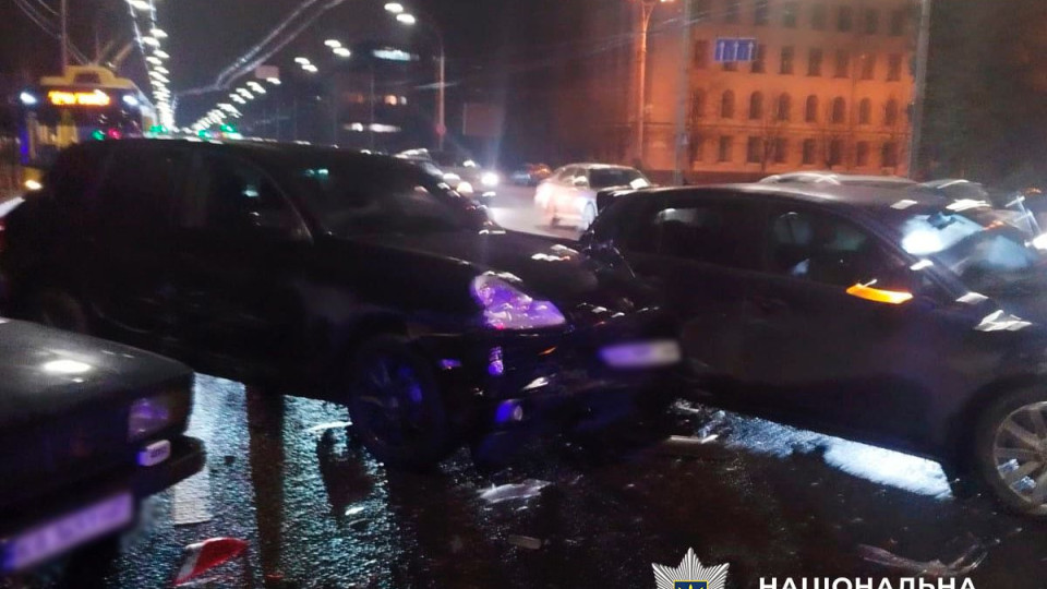 В Киеве водитель Porsche устроил ДТП, а затем открыл стрельбу — фото